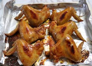 放回烤箱继续烤制10分钟就可以了。过10分钟左右取出再这么处理一次，放回烤箱继续烤制10分钟就可以了。