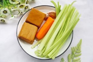 准备好所有食材，芹菜1把，香干4片，胡萝卜1截，蒜2颗。生抽1勺、耗油1勺，豆瓣酱1勺。