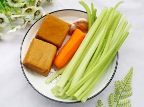 准备好所有食材，芹菜1把，香干4片，胡萝卜1截，蒜2颗。生抽1勺、耗油1勺，豆瓣酱1勺。