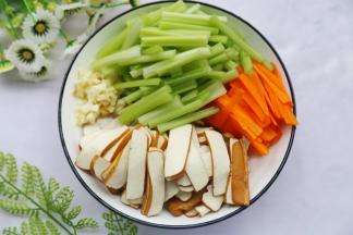 芹菜去茎切段，香干、胡萝卜切条、蒜拍碎切末