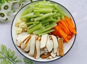 芹菜去茎切段，香干、胡萝卜切条、蒜拍碎切末