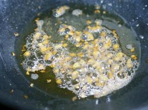 热锅热油，倒入大蒜。