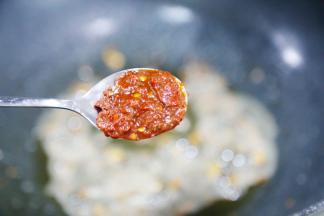 加一勺豆瓣酱炒出红油。