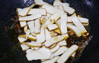 然后倒入香干迅速翻炒片刻。