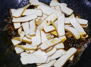 然后倒入香干迅速翻炒片刻。