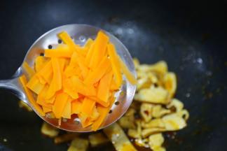 加入胡萝卜翻炒。