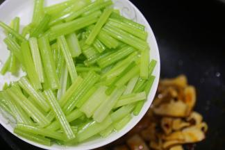 加入芹菜。