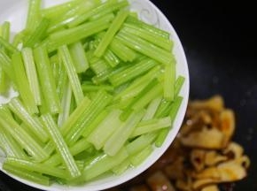 加入芹菜。
