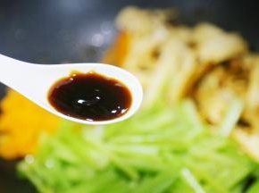 一勺蚝油。