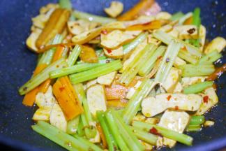 翻炒均匀即可出锅。