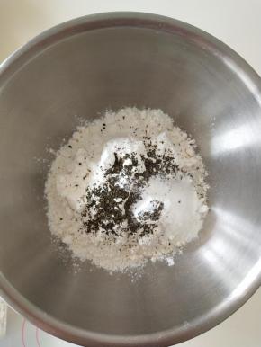 将A材料混合过筛备用。
