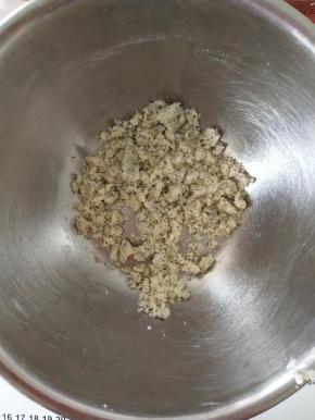 用手搓成颗粒状备用，
