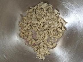 用手搓成颗粒状备用，
