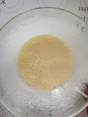 将鸡蛋和细砂糖放入盆中，隔温水用打蛋器打发，当蛋液加热到人体温度时离火。