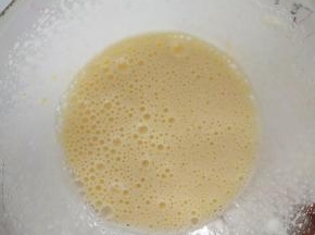 将鸡蛋和细砂糖放入盆中，隔温水用打蛋器打发，当蛋液加热到人体温度时离火。