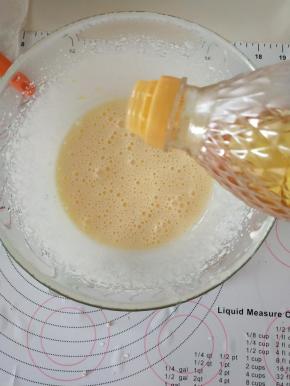 将植物油分次加入蛋液中打发均匀，使其乳化。
