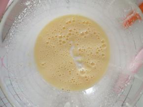 依次加入牛奶，椰奶 菠萝肉拌匀。
