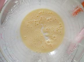 依次加入牛奶，椰奶 菠萝肉拌匀。
