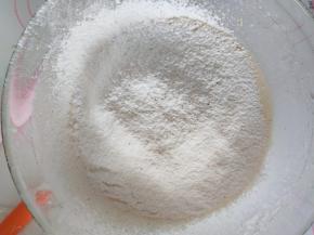 加入过筛好的A材料用刮刀拌匀，
