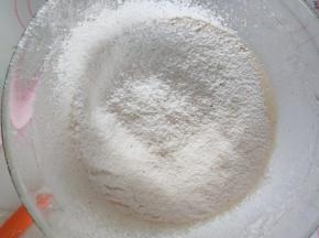 加入过筛好的A材料用刮刀拌匀，
