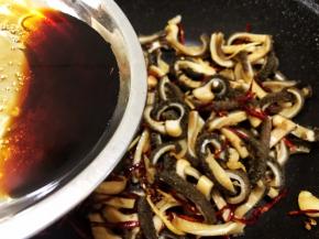 淋上料汁
料汁淋上去后麻辣味就会完全释放出来