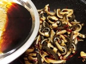 淋上料汁
料汁淋上去后麻辣味就会完全释放出来