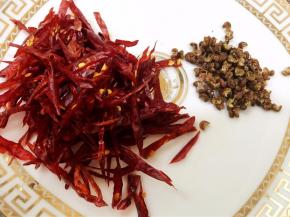 干辣椒剪成细丝去籽
花椒摘去枝