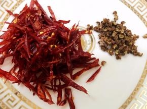 干辣椒剪成细丝去籽
花椒摘去枝