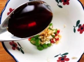 碗里加入青红椒圈，蒜末，生抽