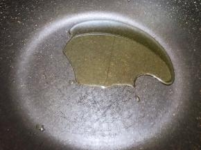 锅里加入稍微多些的植物油