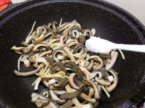 加入盐调味，这里盐不要多有个底味就好