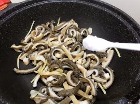 加入盐调味，这里盐不要多有个底味就好