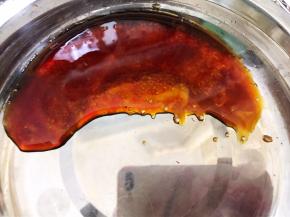 先调一个料汁，碗里加入生抽，蚝油，白糖拌匀