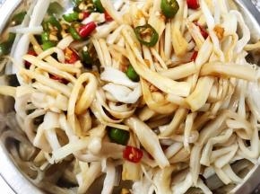 倒入前面调好的料汁