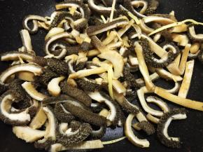 翻炒至牛肚边缘微焦发黄