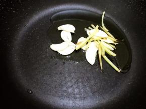 油热后放入姜蒜蒜片爆香
