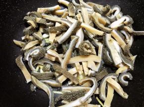 加入牛肚翻炒一下