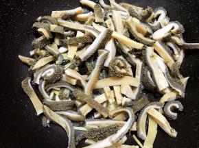 加入牛肚翻炒一下