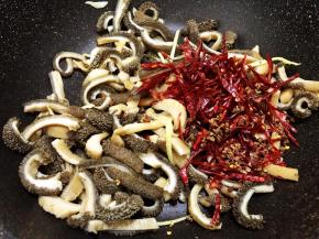 放入干辣椒和花椒转小火