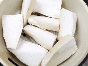 放入蒸格里，隔水蒸20分钟至熟透