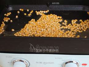 东菱多功能锅深锅加入玉米油，大火加热到七成热，大约需要2分钟。倒入玉米粒翻拌几下，让每一粒玉米粒都能沾上玉米油。