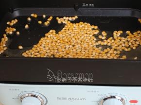 东菱多功能锅深锅加入玉米油，大火加热到七成热，大约需要2分钟。倒入玉米粒翻拌几下，让每一粒玉米粒都能沾上玉米油。