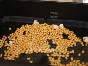 等到爆出几颗之后就可以盖上盖子。