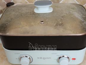 时不时地晃动锅子，防止局部过热。