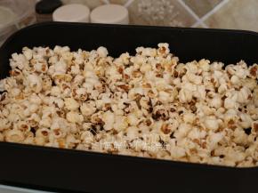 等到没有噼里啪啦的声音就可以揭开盖子，再翻炒一会去除水分就可以倒出来。