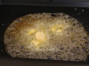 接着我们来熬焦糖。细砂糖和水加入锅中，中火加热倒颜色变黄就可以加入黄油。