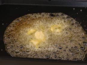 接着我们来熬焦糖。细砂糖和水加入锅中，中火加热倒颜色变黄就可以加入黄油。
