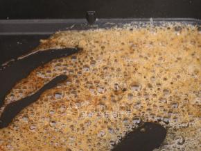 翻拌到黄油融化，变成焦糖色就可以。