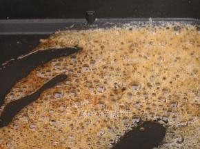 翻拌到黄油融化，变成焦糖色就可以。