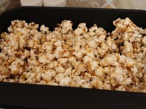 倒入爆米花，翻炒均匀即可。